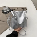 Sac seau argenté mat avec bandoulière chaîne et poignée en cuir style minimaliste - Argenté