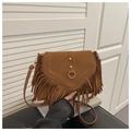 Bruine crossbodytas met lange bohemien franjes en goudkleurige details op de flap - Bruin