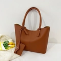 Bolso tote marrón de gran capacidad con sobre a juego y detalles de costura sencillos - Marrón