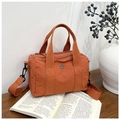 Detailansicht der orangebraunen wasserdichten Nylon-Tasche mit mehreren Reißverschlussfächern - Orange