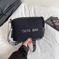 Borsa tote in velluto nero con ricamo TOTE BAG e tracolla a motivi geometrici - Nero