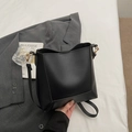 Borsa a secchiello minimalista in pelle nera opaca con tracolla sottile e fibbie d'oro - Nero