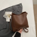 Borsa a secchiello vintage in pelle opaca marrone scuro con dettagli in metallo dorato - Marrone
