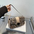 Schicke Umhängetasche mit Leopardenmuster, Metallschnalle und Lederriemen - Khaki