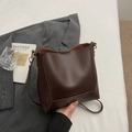 Borsa a secchiello vintage minimalista in pelle opaca marrone scuro con base geometrica - Marrone