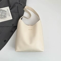 Borsa tote minimalista in pelle bianco crema con scritta dorata e ampia tracolla - Bianco