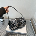 Schicke schwarz-weiße Schultertasche mit Leopardenmuster, goldener Schnalle und Lederband - Schwarz