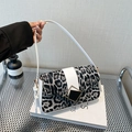Schicke Schultertasche mit Leopardenmuster, weißem Lederriemen und Goldverschluss - Weiß