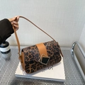 Schicke Schultertasche mit Leopardenmuster, braunen Lederriemen und Metallschnalle - Braun