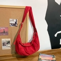 Detalle del bolso bandolera rojo minimalista de media luna con correa ancha ajustable - Rojo