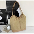 Detail der khakifarbenen Wildledertasche mit eleganter Schleife und Ledertextur - Khaki