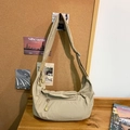 Vista detallada del bolso bandolera beige media luna con correa ajustable y cremallera - Caqui