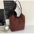 Detail einer dunkelbraunen Shopper-Tasche mit Wildleder-Einsätzen und Glattledergriffen - Rot