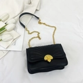 Elegante borsa a tracolla trapuntata nera con chiusura a conchiglia dorata e catena - Nero