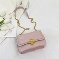 Borsa a tracolla rosa trapuntata con cuciture a ventaglio e chiusura a conchiglia d'oro - Rosa