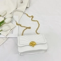 Elegante borsa a tracolla bianca con chiusura a conchiglia dorata e motivo a ventaglio trapuntato - Bianco