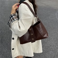 Bolso de hombro retro marrón chocolate en cuero PU con remaches dorados en la correa - Marrón