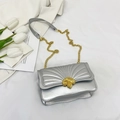 Borsa a mano argento metallizzato con pieghe a ventaglio e chiusura a conchiglia d'oro - Argento