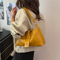 Bolso bandolera amarillo vintage con correa de remaches y acabado de cuero suave - Marrón