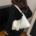 Bolso hobo blanco de cuero sintético con elegantes hebillas de metal dorado para mujer - Blanco