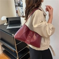 Bolso de hombro retro burdeos con remaches dorados y acabado en cuero texturizado - Rojo