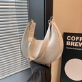 Borsa a spalla bianca a mezzaluna in pelle PU con fibbia argentata e trama vintage - Bianco (Senza Ciondolo)