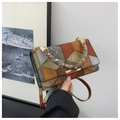 Détail d'un sac à main vintage en patchwork avec textures exotiques et poignée ronde - Rouge