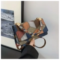 Détail du sac en cuir patchwork montrant la texture crocodile et le fermoir doré - Bleu