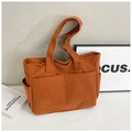 Bolso tote de pana color caramelo con bolsillos grandes y un diseño minimalista - Naranja
