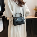 Piccola borsa a mano quadrata minimalista in pelle nera da donna con dettagli dorati - Nero