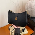 Schwarze Retro-Umhängetasche aus Kunstleder mit goldener Schnalle und verstellbarem Gurt - Schwarz