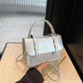 Borsa a tracolla argento chic con texture metallica crackle e bottoni dorati - Argento