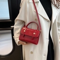 Borsa a mano rossa in pelle verniciata lucida da donna con design a tracolla - Rosso