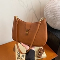 Minimalistische braune Leder-Halbmondtasche mit Vintage-Bronzeschnalle im 2025er Stil - Braun