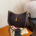 Dunkelbraune Retro-Umhängetasche mit Vintage-Messingschnalle und feiner Lederstruktur für Damen - Braun