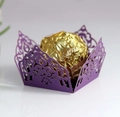 Élégant emballage à chocolat violet découpé au laser avec motifs floraux de mariage - Violet foncé