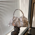 Bolso plisado con estampado de mariposas y cordón ajustable en color gris claro - Negro