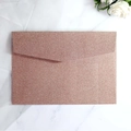 Eleganter roségoldener Glitzerbriefumschlag mit V-Klappe für luxuriöse Hochzeitseinladungen - Rechteck / Roségold