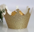 Detailansicht goldener Glitzer-Cupcake-Wrapper mit feinem Laserschnitt im Kronendesign - Glitzer Goldgelb