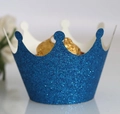 Detailaufnahme blauer Glitzer-Kronen-Cupcake-Förmchen mit gelasertem Spitzenmuster - Glitzer Königsblau