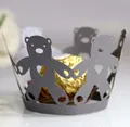 Nahaufnahme der lasergeschnittenen Cupcake-Förmchen mit herzförmigen Bären-Silhouetten - Silberkohle
