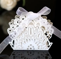 Κομψό κουτί δώρου laser-cut με σχέδιο παγώνι και λευκή κορδέλα για γάμους και γλυκά - Λευκό