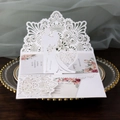 Elegante weiße Laserschnitt-Hochzeitseinladung mit feinem Mandala und Blumendruck - Weiß