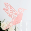 Dettaglio del segnaposto a forma di colibrì rosa tagliato al laser su un bicchiere - Rosa