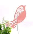 Détail du marque-place oiseau rose avec cœur découpé au laser sur le bord d'un verre - Rose