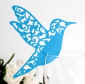 Marque-places colibri bleu découpé au laser pour verres à vin sur fond blanc élégant - Bleu Ciel