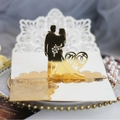 Elegante goldene 3D-Hochzeitseinladung mit Laserschnitt-Silhouette und feiner Spitze - Reflektierendes Gold