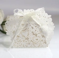 Elegante scatola per nozze a farfalla tagliata al laser con lustro perlato e nastro di seta - Bianco Stellato