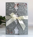 Invito nozze argento intagliato a laser con fiocco in raso bianco e fiori - Grigio Argento