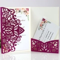 Invito a nozze tagliato al laser in magenta glitterato con inserto floreale - Fucsia Scintillante